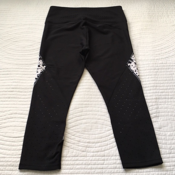 Athleta Trucool Sculptek Stealth Crop Leggings Animal Print M - Picture 7 of 15
